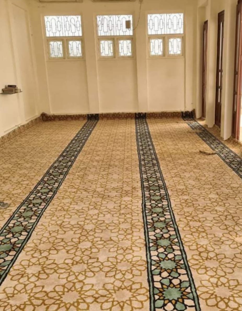 Custom geometric carpet installation in Ahmedabad – hand-tufted rug for meeting rooms and office interiors.