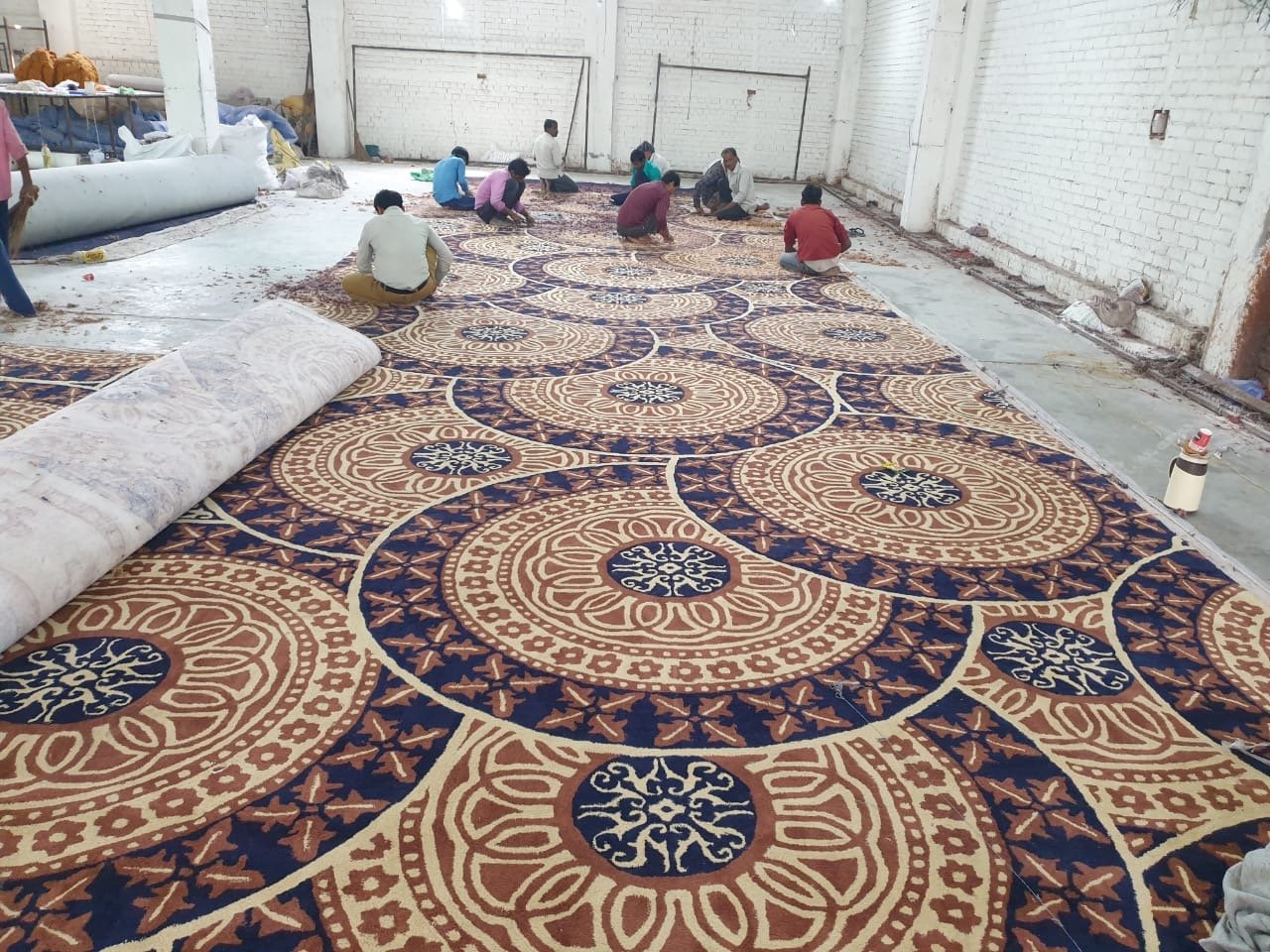 Hand-tufted circular pattern carpet workshop in Vadodara – custom rug crafted for mosque and hall flooring.